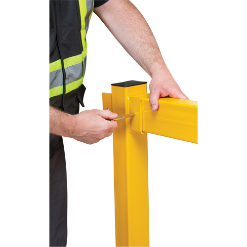 Poteau en ligne pour garde-corps l&eacute;gers, Acier, 42" h, Jaune s&eacute;curit&eacute; OSHA Kelford