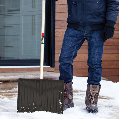 Pelle &agrave; neige Nordic, Lame Polypropyl&egrave;ne, Largueur 17-3/4", Manche Prise en D Kelford