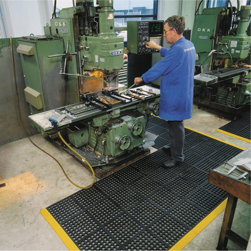 Tapis antifatigue &agrave; imbrication Cushion-Ease 550, &agrave; fentes, 3' x 3' x 3/4", Noir, Caoutchouc Kelford