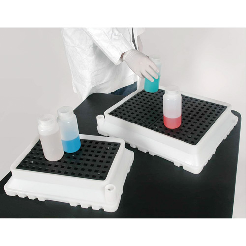 P2 Ultra-Spill Tray, 17" lo x 12" la x 4" h, Cap. de d&eacute;versement 1,8 gal. US Kelford