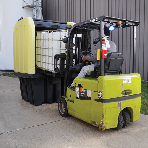 Palette anti-d&eacute;versement jaune &agrave; couvercle rigide roulant, 65" lo x 65" la x 101" h, Capacit&eacute; de charge 5000 lb Kelford