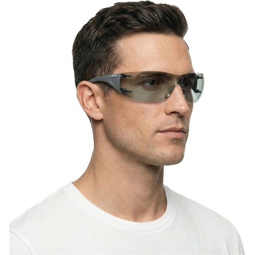 Lunettes de s&eacute;curit&eacute; Adapt Lite, Lentille Int&eacute;rieur/ext&eacute;rieur, Antibu&eacute;e/Anti-&eacute;gratignures, ANSI Z87+/R&eacute;pond ou surpasse la norme CSA Z94.3 Kelford