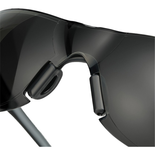 Lunettes de s&eacute;curit&eacute; Adapt Lite, Lentille Fum&eacute;e, Antibu&eacute;e/Anti-&eacute;gratignures, ANSI Z87+/R&eacute;pond ou surpasse la norme CSA Z94.3 Kelford