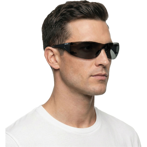 Lunettes de s&eacute;curit&eacute; Adapt Lite, Lentille Fum&eacute;e, Antibu&eacute;e/Anti-&eacute;gratignures, ANSI Z87+/R&eacute;pond ou surpasse la norme CSA Z94.3 Kelford