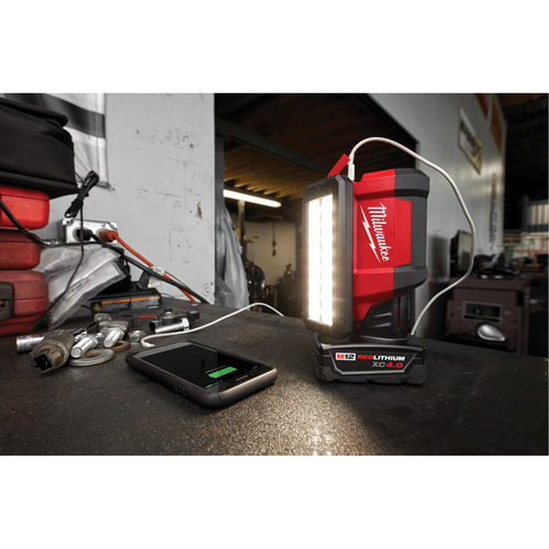 Projecteur &agrave; faisceau large pour entretien et r&eacute;paration avec chargeur USB M12 Rover, DEL, 700 lumens Kelford