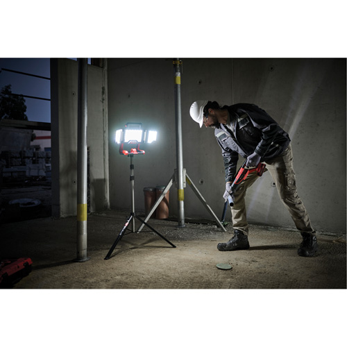 Lampe de travail &agrave; DEL professionnelle &agrave; panneaux pliants lumens sans fil 18V sur tr&eacute;pied, DEL, 3600 lumens Kelford