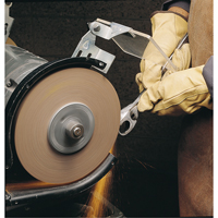 Meules d'abrasion & de polissage Scotch-brite, 6" dia. x 1" la, Arbre 1", Oxyde d'aluminium Kelford