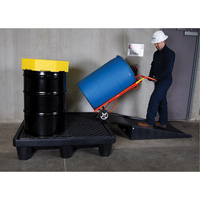 Ultra-Spill Pallet mod&egrave;le &eacute;conomique, 4 barils, Capacit&eacute; de d&eacute;versement 66 gal. US, 53" x 53" x 11,8" Kelford