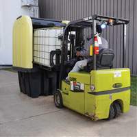 Palette anti-d&eacute;versement jaune &agrave; couvercle rigide roulant, 65" lo x 65" la x 101" h, Capacit&eacute; de charge 5000 lb Kelford