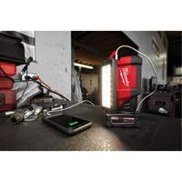 Projecteur &agrave; faisceau large pour entretien et r&eacute;paration avec chargeur USB M12 Rover, DEL, 700 lumens Kelford