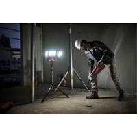 Lampe de travail &agrave; DEL professionnelle &agrave; panneaux pliants lumens sans fil 18V sur tr&eacute;pied, DEL, 3600 lumens Kelford